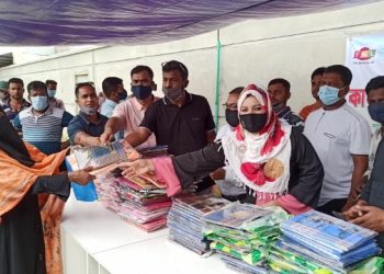 বস্ত্র ও পাটমন্ত্রীর নির্দেশনায় রূপগ‌ঞ্জে হতদ‌রিদ্র‌দের মা‌ঝে ঈদ বস্ত্র বিতরণ