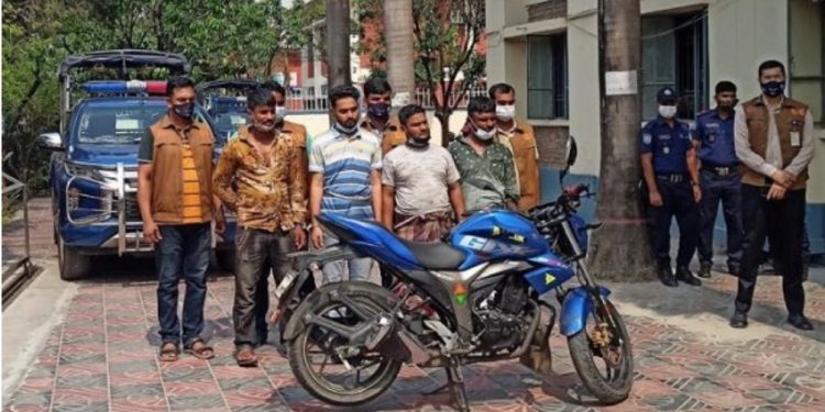 সিদ্ধিরগঞ্জে চার ভূয়া ডিবি পুলিশ গ্রেফতার