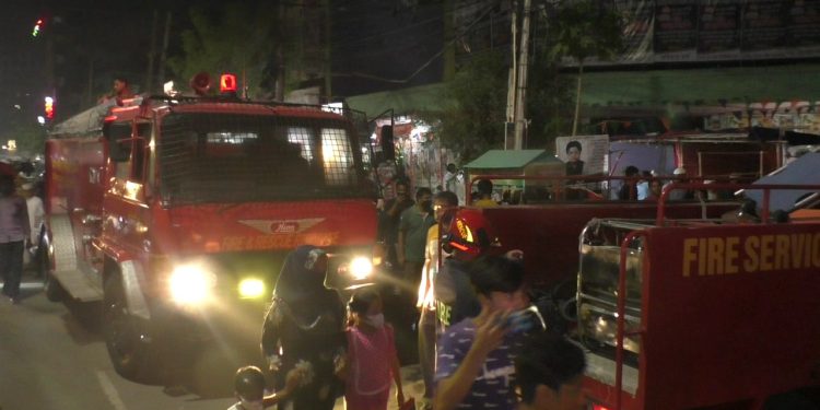 নয়ামাটির অর্চনা মার্কেটের আগুন নিয়ন্ত্রনে