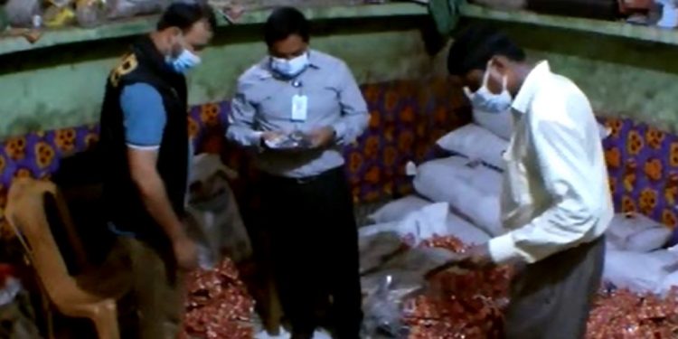 পাগলায় অবৈধ আচার কারখানায় র‌্যাবের অভিযানে জরিমানা