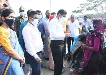 বেদে পল্লীতে ত্রান নিয়ে তিসি মোস্তাইন বিল্লাহ