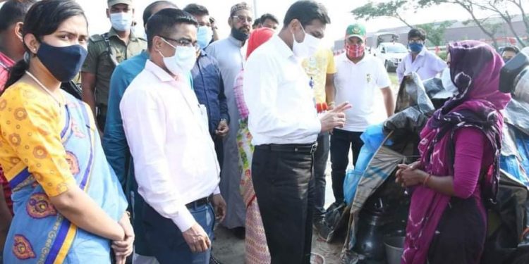 বেদে পল্লীতে ত্রান নিয়ে তিসি মোস্তাইন বিল্লাহ