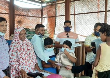 অসচ্ছল প্রতিবন্ধীদের মেয়র রফিকুল ইসলামের আর্থিক অনুদান