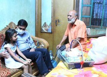 অসুস্থ বীর মুক্তিযোদ্ধাকে চিকিৎসার অর্থ ও খাদ্য সামগ্রী দিলেন ডিসি