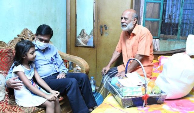 অসুস্থ বীর মুক্তিযোদ্ধাকে চিকিৎসার অর্থ ও খাদ্য সামগ্রী দিলেন ডিসি
