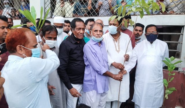 প্রধানমন্ত্রীর স্বদেশ প্রর্ত্যাবর্তন দিবস উপলক্ষে ভিপি বাদলের বৃক্ষরোপণ