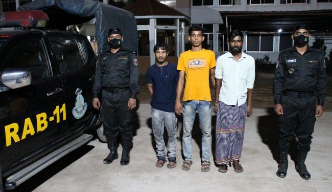 বন্দরে ৩ মাদক ব্যবসায়ী গ্রেফতার