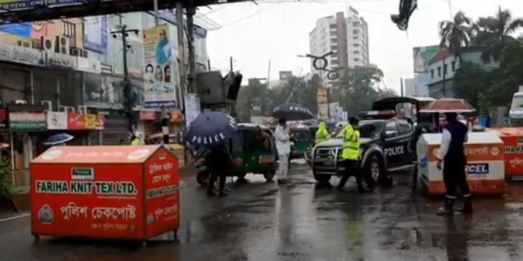 আইনশৃংলাবাহিনী কঠোর তৎপড়তায় নারায়ণগঞ্জের প্রথমদিনের লকডাউন পালন