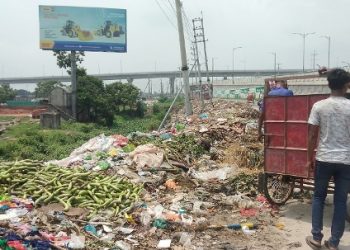 রূপগঞ্জে মহাসড়কের পাশে ময়লার ভাগাড়