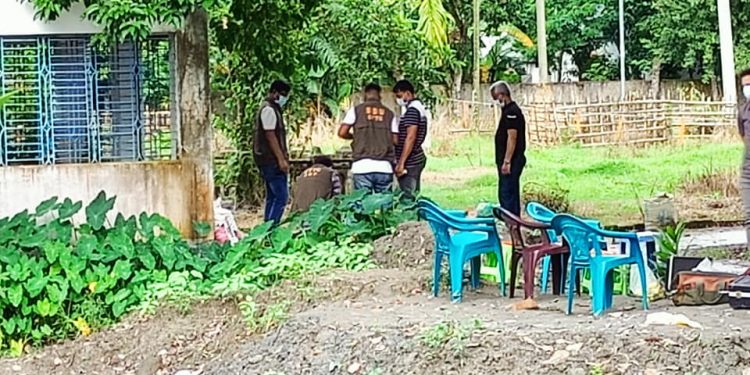 আড়াইহাজারে কবরস্থান থেকে ৬টি শক্তিশালী বোমা উদ্ধার