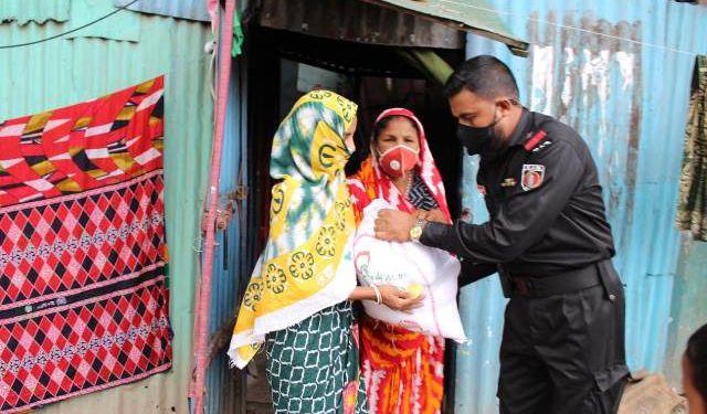 র‌্যাব-১১ এর উদ্যোগে অসহায় ৪’শ পরিবারের মাঝে খাদ্য সামগ্রী বিতরণ