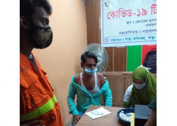করোনা টিকার প্রথম ডোজ নিলেন সম্পাদক তৌকির রাসেল