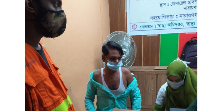 করোনা টিকার প্রথম ডোজ নিলেন সম্পাদক তৌকির রাসেল