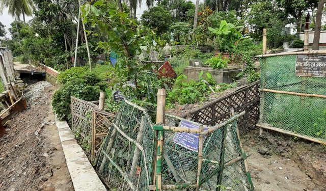 হুমকির মুখে বীরমুক্তিযোদ্ধাদের কবর- দায় এড়াতে চায় সিটি করপোরেশন