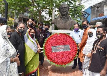 বঙ্গবন্ধুর ম্যুরালে মেয়র আইভী’র শ্রদ্ধা