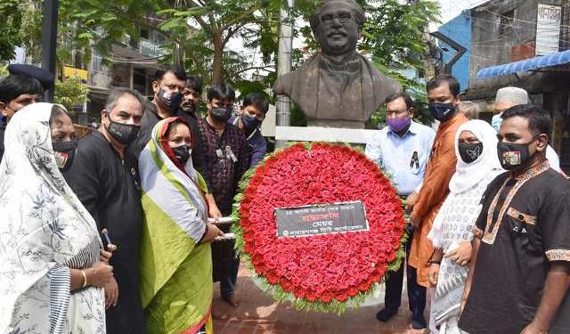 বঙ্গবন্ধুর ম্যুরালে মেয়র আইভী’র শ্রদ্ধা
