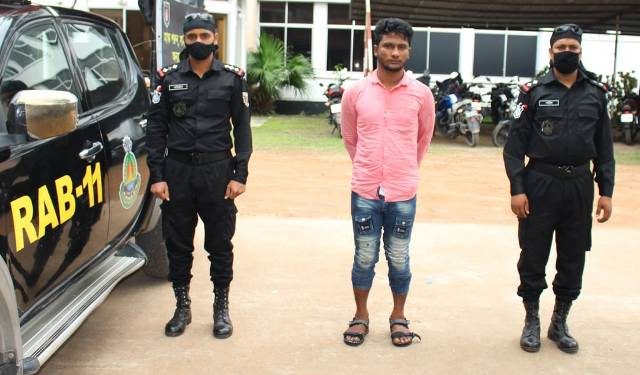 সিদ্ধিরগঞ্জে মাদক পরিবহণের সময় মাদক ব্যবসায়ীকে গ্রেফতার