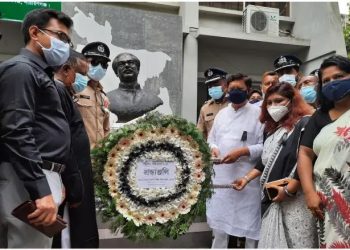 রুপগঞ্জে বঙ্গবন্ধুর প্রতিকৃতিতে পাট ও বস্ত্রমন্ত্রী গাজীর শ্রদ্ধা