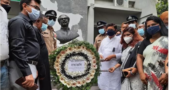 রুপগঞ্জে বঙ্গবন্ধুর প্রতিকৃতিতে পাট ও বস্ত্রমন্ত্রী গাজীর শ্রদ্ধা