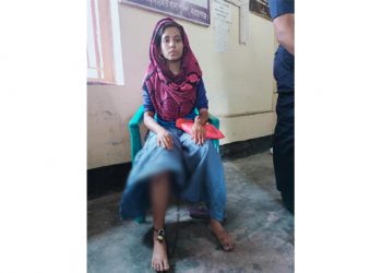 আড়াইহাজারে পায়ে লোহার শিকলে বাঁধা অবস্থায় এক গৃহবধূ থানায় আশ্রয়