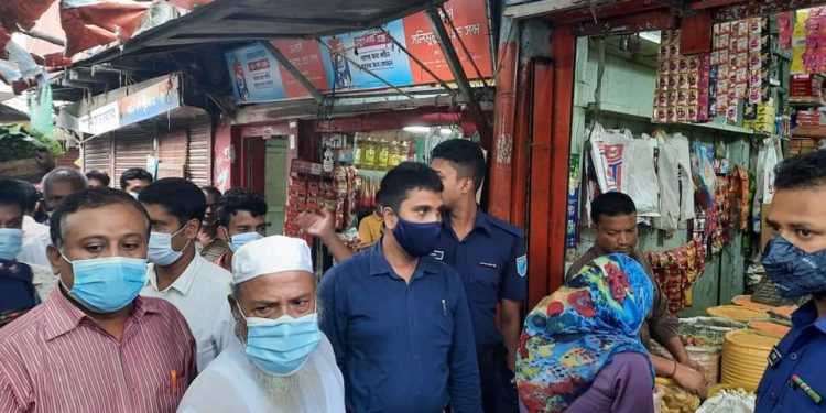 দ্বীগুরবাজারে আইন না মানায় ৪ প্রতিষ্ঠানকে জরিমানা
