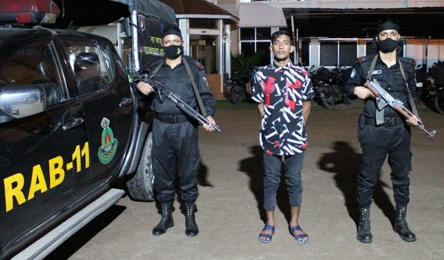 বন্দরে ৮৫ বোতল ফেন্সিডিল সহ গ্রেফতার ১