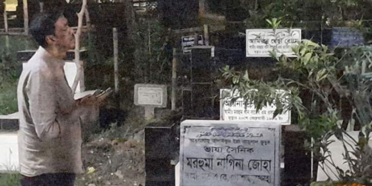 গভীর রাতে কবরস্থানে শামীম ওসমান