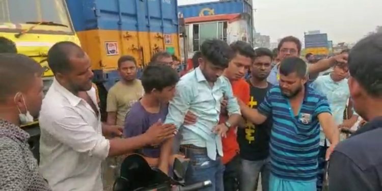 সিদ্ধিরগঞ্জে ফিল্মি স্টাইলে গুলি করে ২৫ লাখ টাকা ছিনতাই