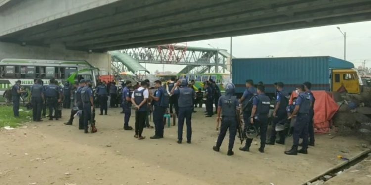 কাঁচপুরে বকেয়া বেতনের দাবিতে শ্রমিকের বিক্ষোভ