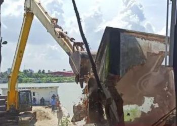 রুপগঞ্জে নদীর তীরে গড়ে উঠা ৪০ টি অবৈধ স্থাপনা উচ্ছেদ