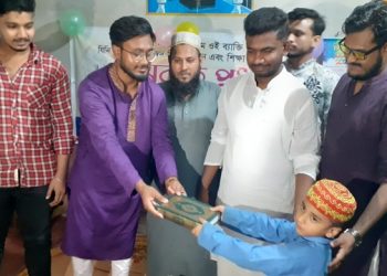মাসদাইরে হাফেজ ছাত্রদের মাঝে কোরআন শরিফ বিতরণ