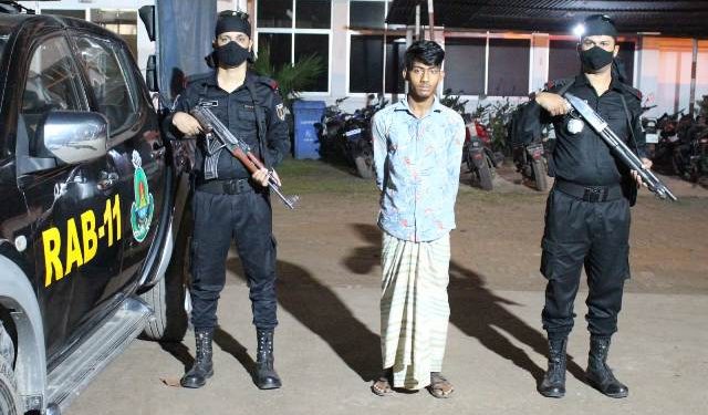 র্যাব-১১ এর অভিযানে ক্লুলেস হত্যাকান্ডের আসামী রাকিব গ্রেফতার