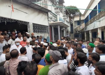 পাইকপাড়া জামে মসজিদের ইমামকে ষড়যন্ত্র করে বহিস্কারের অভিযোগে মুসল্লিদের বিক্ষোভ