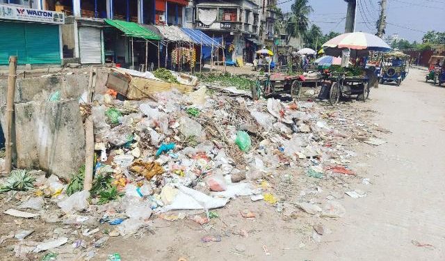 কাউন্সিলর রুহুলের অব্যবস্থাপনায় ৮ নং ওয়ার্ডে ময়লার স্তূপ-দুর্গন্ধে অসুস্থ হয়ে পড়ছে মানুষ