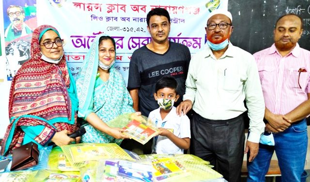 লায়ন্সের উদ্যোগে কাউন্সিলর বিন্নির শিক্ষা সামগ্রী বিতরণ