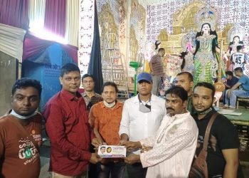 ১৫ নং ওয়ার্ডে ১৪টি পূজা মন্ডপে কাউন্সিলর প্রার্থী খোকনের অনুদান