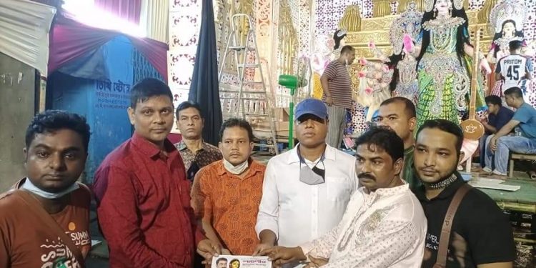 ১৫ নং ওয়ার্ডে ১৪টি পূজা মন্ডপে কাউন্সিলর প্রার্থী খোকনের অনুদান