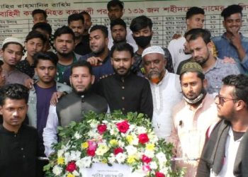 বক্তাবলীতে ১৩৯ শহীদ’র কবরে সাবেক ছাত্রলীগ নেতা হৃদয়ের শ্রদ্ধা