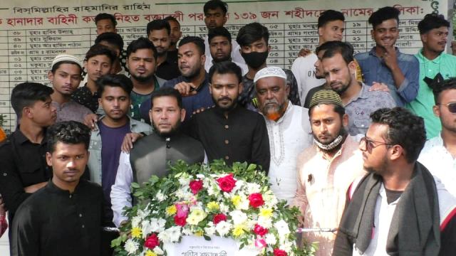 বক্তাবলীতে ১৩৯ শহীদ’র কবরে সাবেক ছাত্রলীগ নেতা হৃদয়ের শ্রদ্ধা