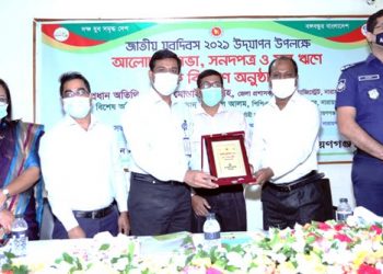 মান্নান ভূঁইয়াকে শ্রেষ্ঠ সংগঠকের পুরস্কার তুলে দিলেন ডিসি