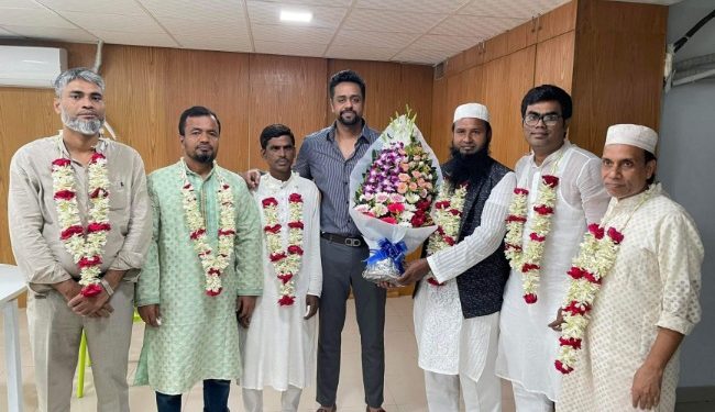 অয়ন ওসমানকে ফুলেল শুভেচ্ছা জানান কাশীপুর ইউপির নব নির্বাচিত সদস্যরা