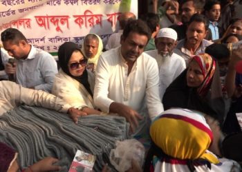 ১২ হাজার মানুষের মাঝে কাউন্সিলর বাবুর কম্বল বিতরণ
