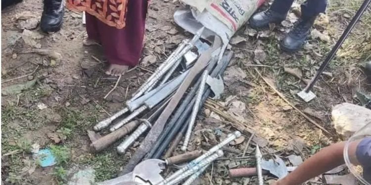 রুপগঞ্জে বিপুল পরিমান অস্ত্র সহ গ্রেফতার ৩