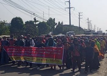বকেয়া প্রাপ্য পাওনার দাবিতে ফ্যাশন সিটি’র শ্রমিকদের বিক্ষোভ