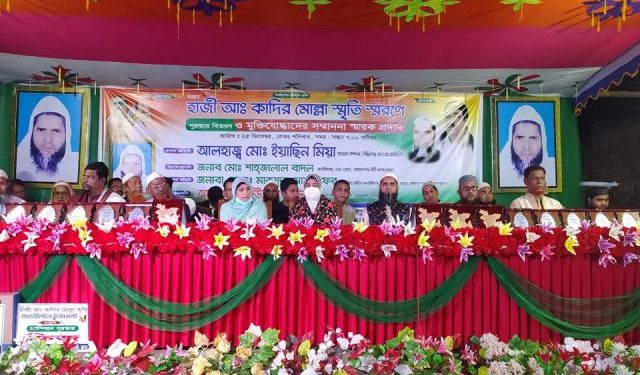 সিদ্ধিরগঞ্জে ব্যাডমিন্টন টুর্নামেন্টের পুরস্কার ও মুক্তিযোদ্ধাদের সম্মাননা প্রদান