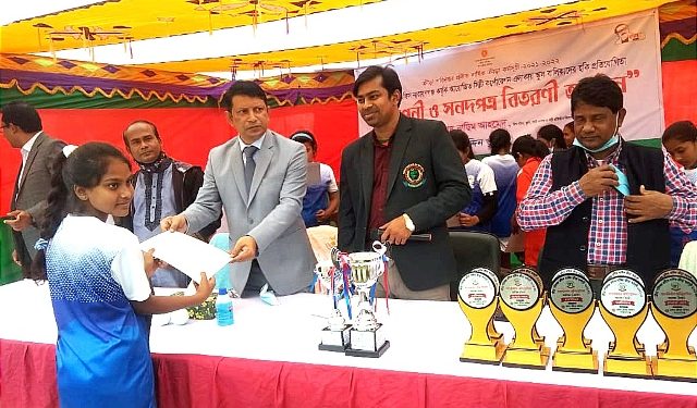 সদর উপজেলায় স্কুল বা‌লিকা‌দের হকি প্রতিযোগিতার সনদপত্র বিতরণ