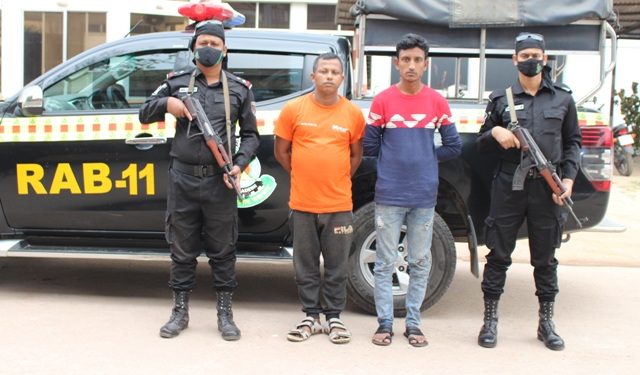 সিদ্ধিরগঞ্জে ভারতীয় শাড়ি সহ ২ চোরকারবারী গ্রেফতার