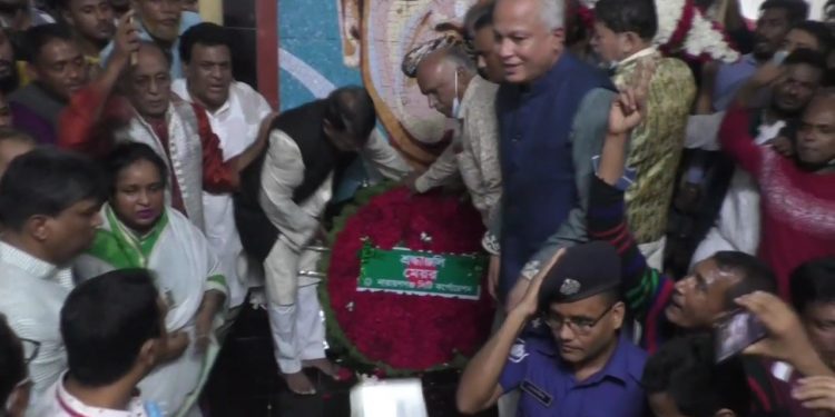 নৌকা প্রতিক পাওয়ায় বঙ্গবন্ধুর প্রতিকৃতিতে আইভীর ফুলেল শ্রদ্ধা