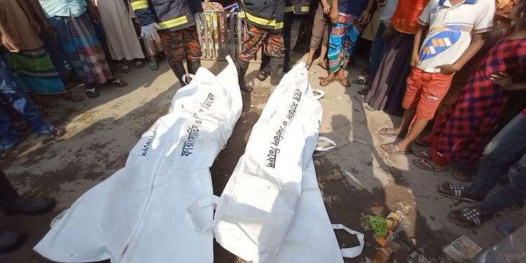 চাষাঢ়ায় ট্রাকের ধাক্কায় বাবা মেয়ের মৃত্যু