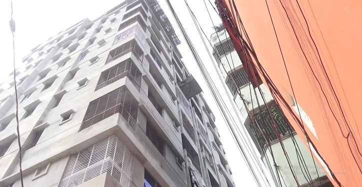 চাষাঢ়ায় বহুতল ভবন থেকে শাবল পড়ে নারী নিহত